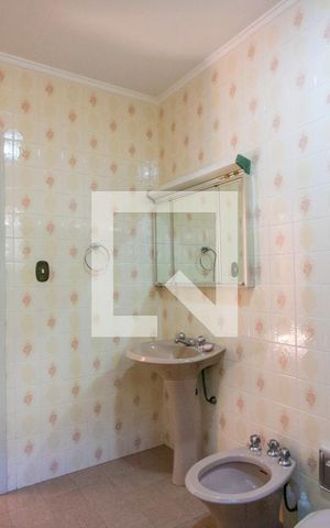Casa à venda com 375m², 4 quartos e 5 vagas Casa à venda com 375m², 4 quartos e 5 vagasBanheiro social