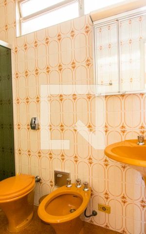 Casa à venda com 375m², 4 quartos e 5 vagas Casa à venda com 375m², 4 quartos e 5 vagasBanheiro do quarto 1