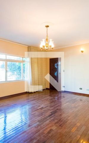 Casa à venda com 375m², 4 quartos e 5 vagas Casa à venda com 375m², 4 quartos e 5 vagasSala