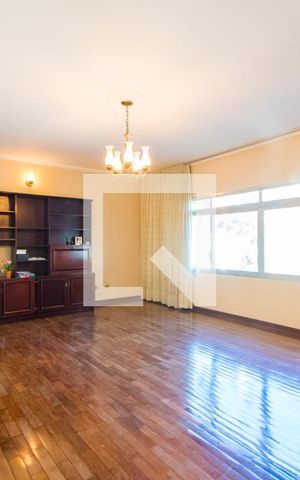 Casa à venda com 375m², 4 quartos e 5 vagas Casa à venda com 375m², 4 quartos e 5 vagasSala
