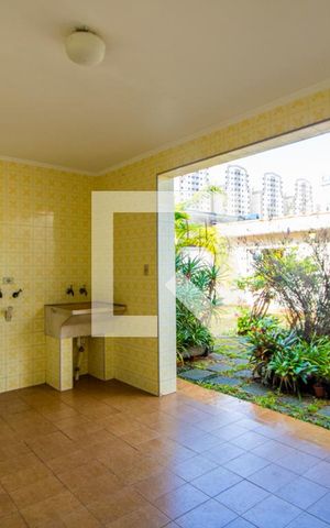 Casa à venda com 375m², 4 quartos e 5 vagas Casa à venda com 375m², 4 quartos e 5 vagasÁrea de serviço