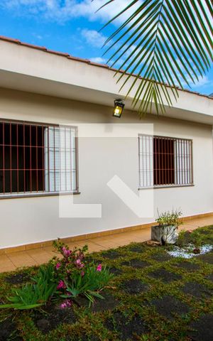 Casa à venda com 375m², 4 quartos e 5 vagas Casa à venda com 375m², 4 quartos e 5 vagasJardim/Quintal