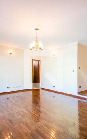 Casa à venda com 375m², 4 quartos e 5 vagas Casa à venda com 375m², 4 quartos e 5 vagasSala