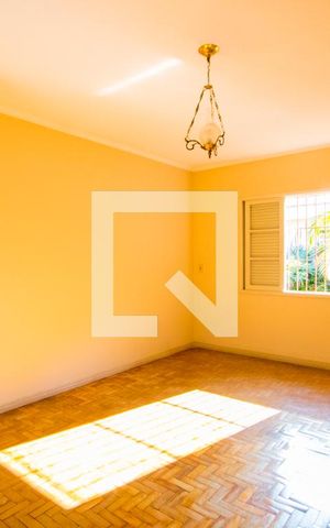 Casa à venda com 375m², 4 quartos e 5 vagas Casa à venda com 375m², 4 quartos e 5 vagasQuarto 1 - Suíte