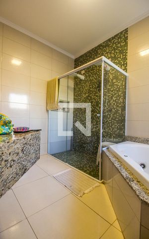 Casa de condomínio à venda com 350m², 4 quartos e 5 vagas Casa de condomínio à venda com 350m², 4 quartos e 5 vagasBanheiro da Suíte 1