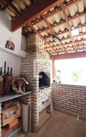 Casa à venda com 244m², 4 quartos e 2 vagasChurrasqueira