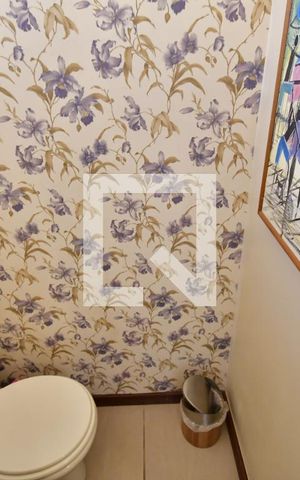 Casa de condomínio à venda com 250m², 4 quartos e 2 vagasLavabo