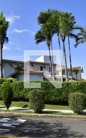 Casa de condomínio à venda com 250m², 4 quartos e 2 vagasFachada