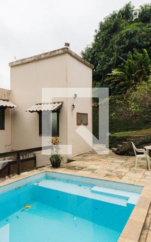 Casa à venda com 600m², 6 quartos e 3 vagas Casa à venda com 600m², 6 quartos e 3 vagasPiscina