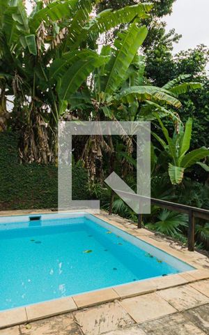 Casa à venda com 600m², 6 quartos e 3 vagas Casa à venda com 600m², 6 quartos e 3 vagasPiscina