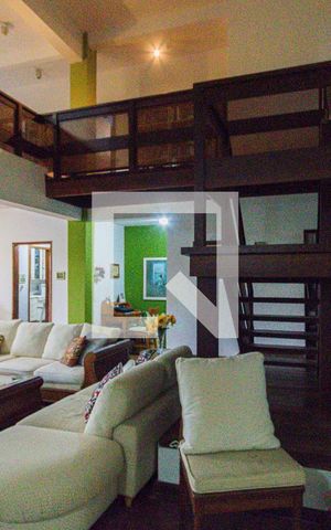 Casa à venda com 600m², 6 quartos e 3 vagas Casa à venda com 600m², 6 quartos e 3 vagasSala