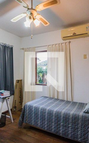 Casa à venda com 600m², 6 quartos e 3 vagas Casa à venda com 600m², 6 quartos e 3 vagasQuarto 5