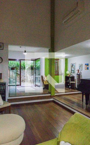 Casa à venda com 600m², 6 quartos e 3 vagas Casa à venda com 600m², 6 quartos e 3 vagasSala