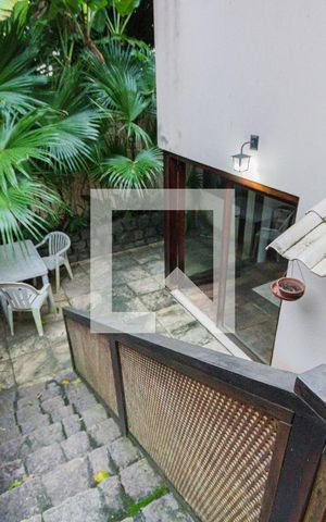 Casa à venda com 600m², 6 quartos e 3 vagas Casa à venda com 600m², 6 quartos e 3 vagasÁrea Externa