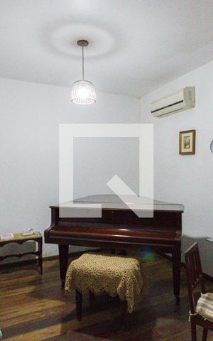 Casa à venda com 600m², 6 quartos e 3 vagas Casa à venda com 600m², 6 quartos e 3 vagasQuarto 1