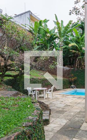 Casa à venda com 600m², 6 quartos e 3 vagas Casa à venda com 600m², 6 quartos e 3 vagasÁrea Externa