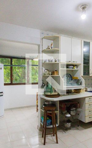 Casa à venda com 600m², 6 quartos e 3 vagas Casa à venda com 600m², 6 quartos e 3 vagasCozinha