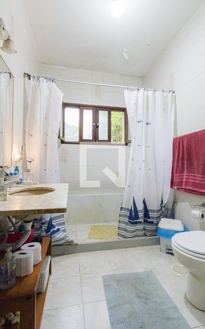 Casa à venda com 600m², 6 quartos e 3 vagas Casa à venda com 600m², 6 quartos e 3 vagasBanheiro Social
