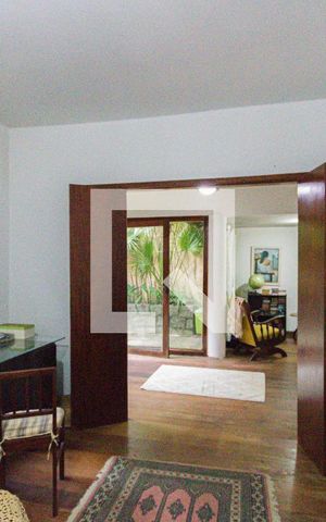 Casa à venda com 600m², 6 quartos e 3 vagas Casa à venda com 600m², 6 quartos e 3 vagasQuarto 1