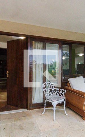 Casa à venda com 600m², 6 quartos e 3 vagas Casa à venda com 600m², 6 quartos e 3 vagasVaranda de Entrada