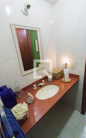 Casa à venda com 600m², 6 quartos e 3 vagas Casa à venda com 600m², 6 quartos e 3 vagasLavabo