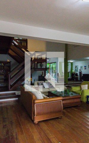 Casa à venda com 600m², 6 quartos e 3 vagas Casa à venda com 600m², 6 quartos e 3 vagasSala