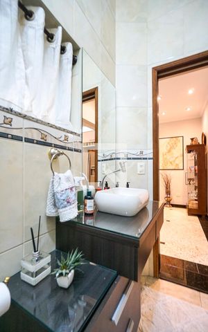 Casa à venda com 357m², 4 quartos e 4 vagas Casa à venda com 357m², 4 quartos e 4 vagasLavabo