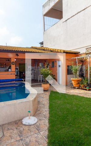 Casa à venda com 216m², 3 quartos e 2 vagas Casa à venda com 216m², 3 quartos e 2 vagasQuintal - Piscina