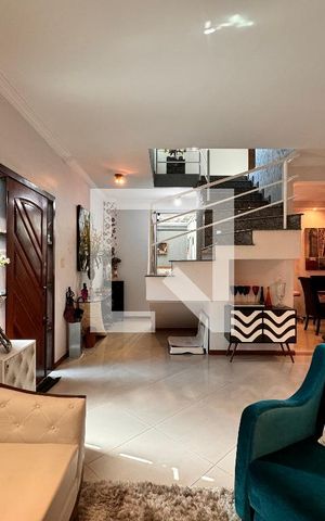Casa à venda com 140m², 3 quartos e 2 vagas Casa à venda com 140m², 3 quartos e 2 vagasSala
