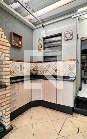 Casa à venda com 140m², 3 quartos e 2 vagas Casa à venda com 140m², 3 quartos e 2 vagasChurrasqueira