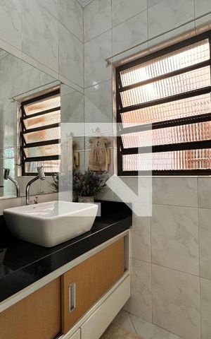 Casa à venda com 140m², 3 quartos e 2 vagas Casa à venda com 140m², 3 quartos e 2 vagasBanheiro