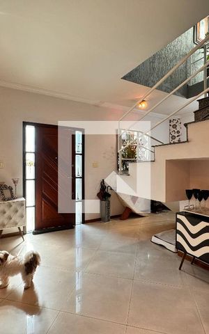 Casa à venda com 140m², 3 quartos e 2 vagas Casa à venda com 140m², 3 quartos e 2 vagasSala