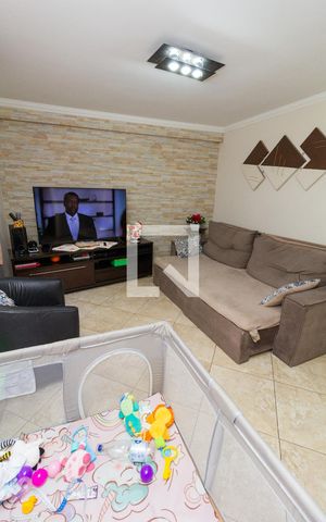 Casa à venda com 200m², 4 quartos e 3 vagas Casa à venda com 200m², 4 quartos e 3 vagasSala