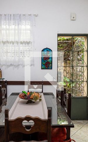 Casa à venda com 139m², 6 quartos e 2 vagas Casa à venda com 139m², 6 quartos e 2 vagasCopa