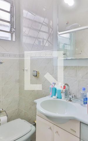 Casa à venda com 262m², 4 quartos e 4 vagas Casa à venda com 262m², 4 quartos e 4 vagasBanheiro Social