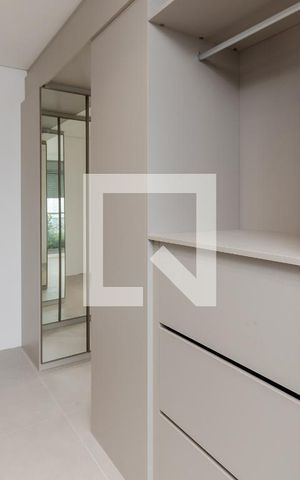 Apartamento à venda com 197m², 3 quartos e 3 vagas Apartamento à venda com 197m², 3 quartos e 3 vagasCloset da Suíte 1