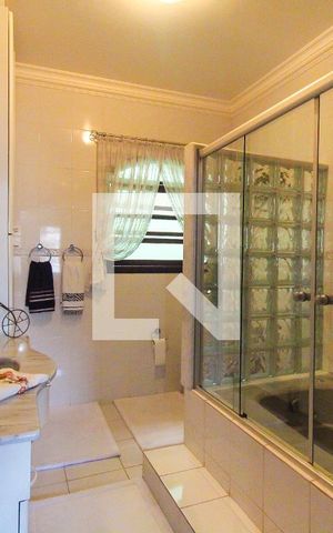 Casa para alugar com 270m², 3 quartos e 3 vagas Casa para alugar com 270m², 3 quartos e 3 vagasBanheiro da Suíte