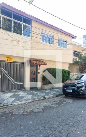Casa para alugar com 350m², 6 quartos e 6 vagas Casa para alugar com 350m², 6 quartos e 6 vagasFachada