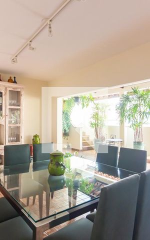 Casa para alugar com 350m², 6 quartos e 6 vagas Casa para alugar com 350m², 6 quartos e 6 vagasSala