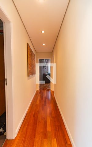 Casa para alugar com 350m², 6 quartos e 6 vagas Casa para alugar com 350m², 6 quartos e 6 vagasCorredor