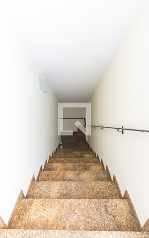 Casa para alugar com 350m², 6 quartos e 6 vagas Casa para alugar com 350m², 6 quartos e 6 vagasEscada