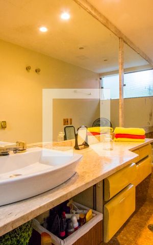 Casa para alugar com 373m², 3 quartos e 5 vagas Casa para alugar com 373m², 3 quartos e 5 vagasBanheiro do quarto 1