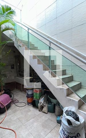 Casa para alugar com 400m², 3 quartos e 5 vagasEscada de acesso 2º pavimento