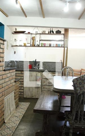 Casa à venda com 300m², 5 quartos e 2 vagaschurrasqueira/forno / fogão a lenha