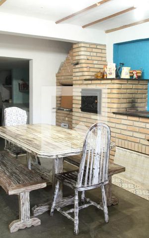 Casa à venda com 300m², 5 quartos e 2 vagaschurrasqueira/forno / fogão a lenha