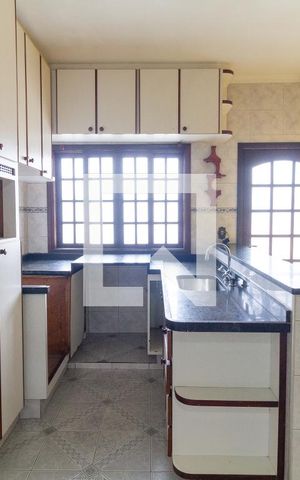 Casa à venda com 300m², 3 quartos e 2 vagas Casa à venda com 300m², 3 quartos e 2 vagasCozinha