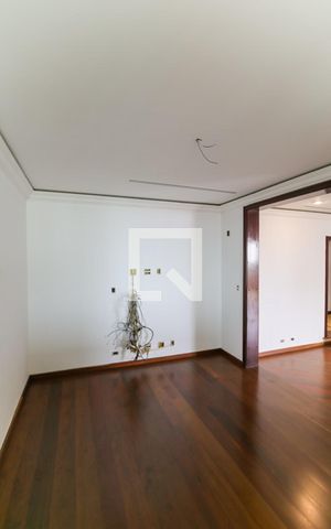 Apartamento para alugar com 400m², 4 quartos e 6 vagas Apartamento para alugar com 400m², 4 quartos e 6 vagasSala de TV