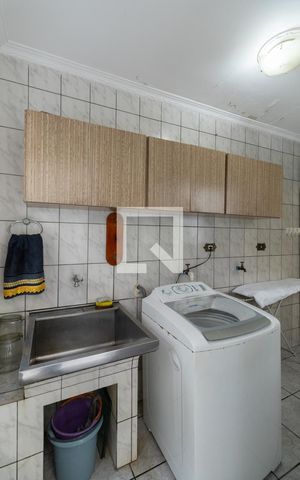 Casa à venda com 230m², 2 quartos e 3 vagas Casa à venda com 230m², 2 quartos e 3 vagasÁrea de Serviço