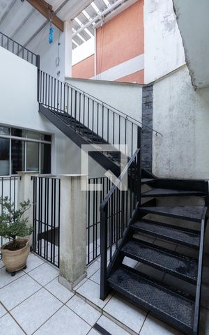 Casa à venda com 230m², 2 quartos e 3 vagas Casa à venda com 230m², 2 quartos e 3 vagasEscada