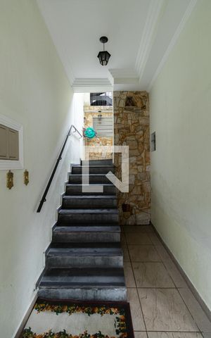 Casa à venda com 230m², 2 quartos e 3 vagas Casa à venda com 230m², 2 quartos e 3 vagasEscada